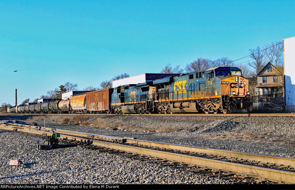 CSX 714 on M-421